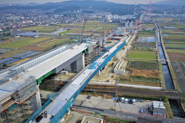 新名神高速（大津～城陽）の工事が進行中。ここにつながる南北軸バイパスが計画されている。