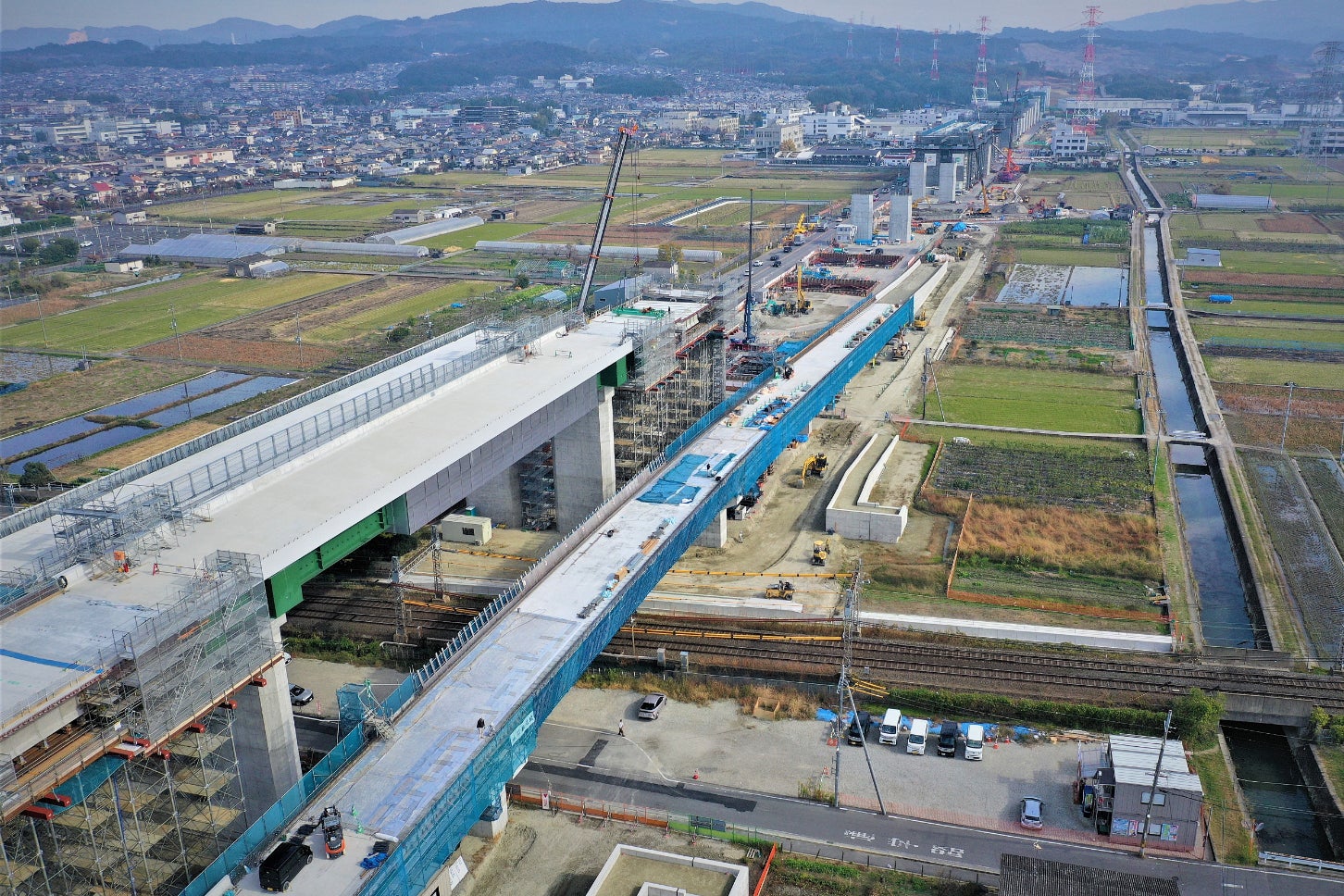 新名神高速（大津～城陽）の工事が進行中。ここにつながる南北軸バイパスが計画されている。