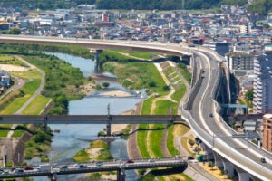 大阪中心部から伊丹空港を経て、池田市内で終点となる阪神高速池田線。新名神への延伸構想がある