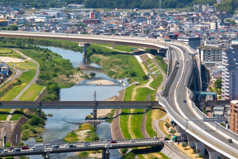 大阪中心部から伊丹空港を経て、池田市内で終点となる阪神高速池田線。新名神への延伸構想がある