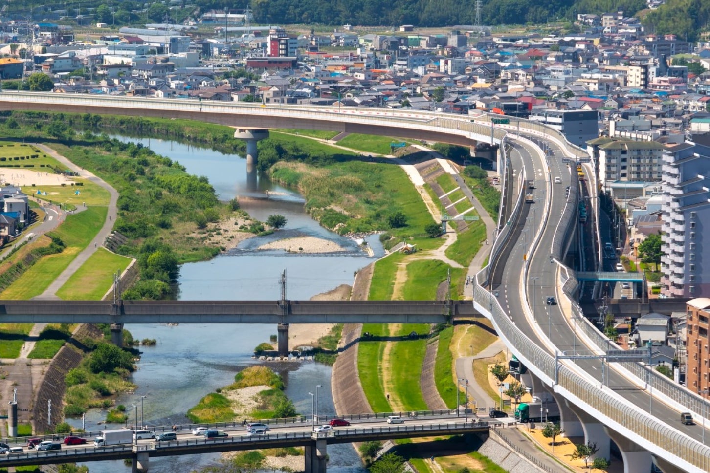 大阪中心部から伊丹空港を経て、池田市内で終点となる阪神高速池田線。新名神への延伸構想がある