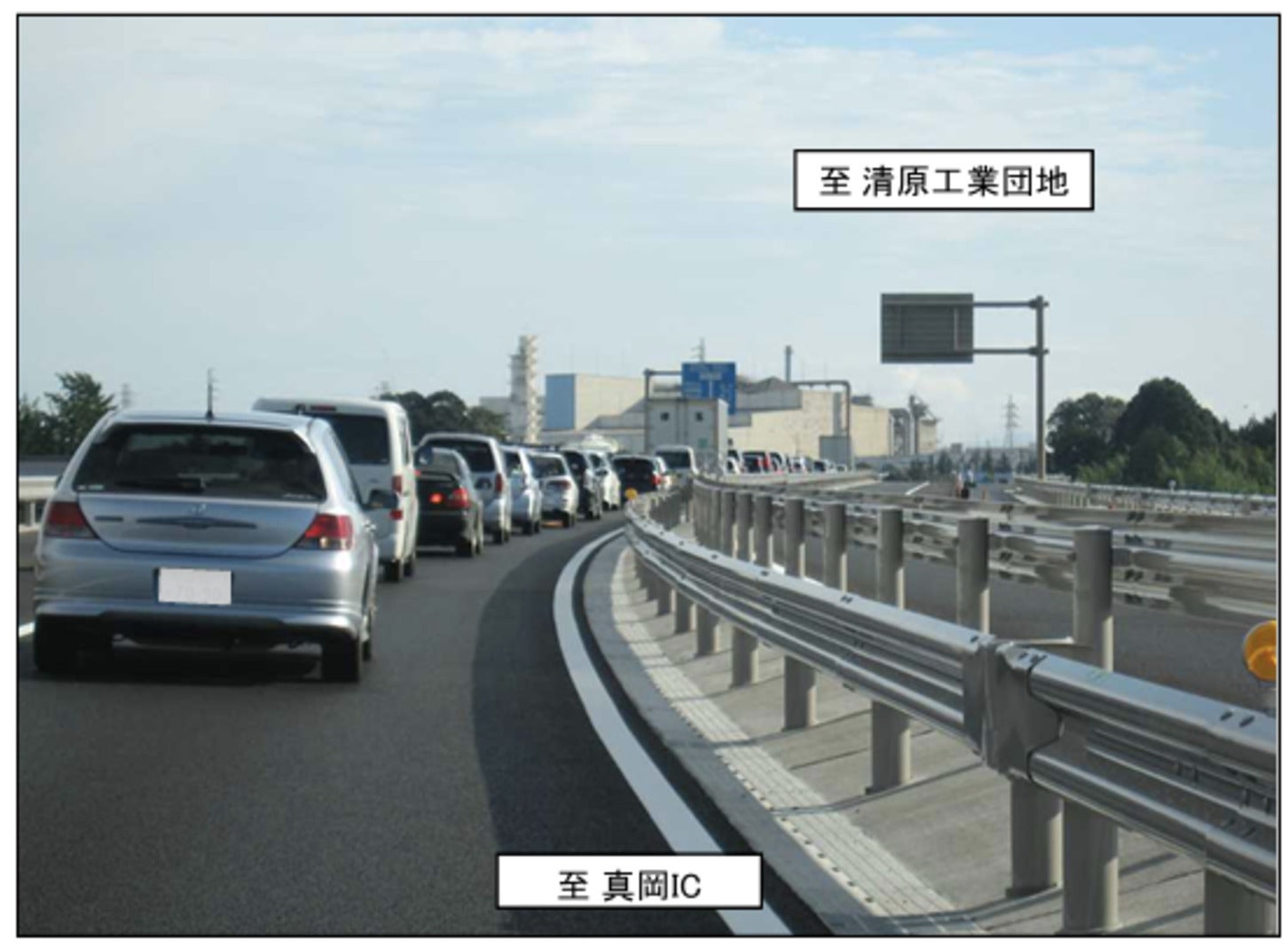 清原工場団地交差点付近の渋滞の様子