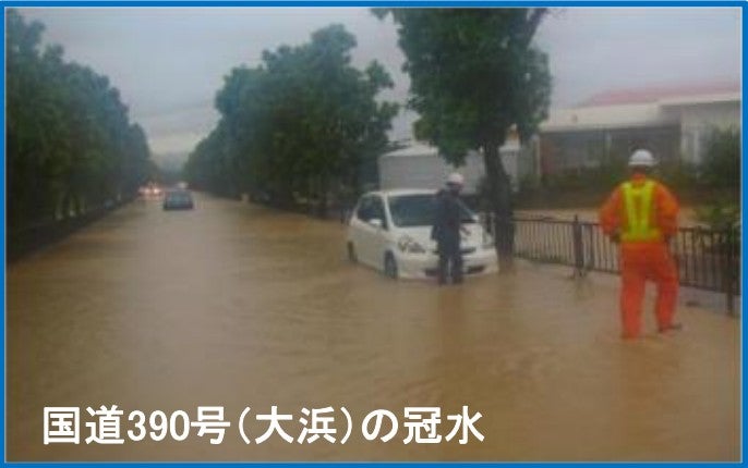 豪雨で浸水する国道390号