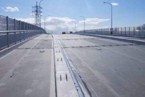 藤崎茜浜線の工事状況。津田沼駅東側でJR・京成の線路をまたぐ区間が大詰めだ