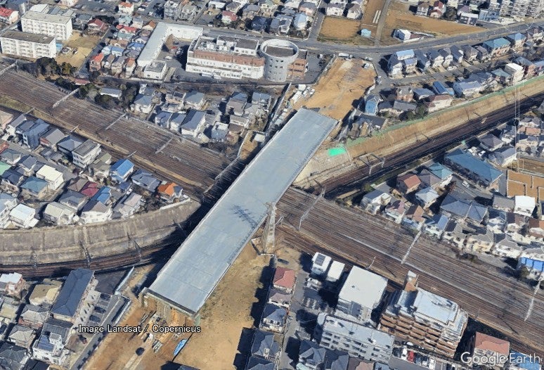 工事中の藤崎茜浜線。津田沼駅東側でJR・京成を一気にまたぐ