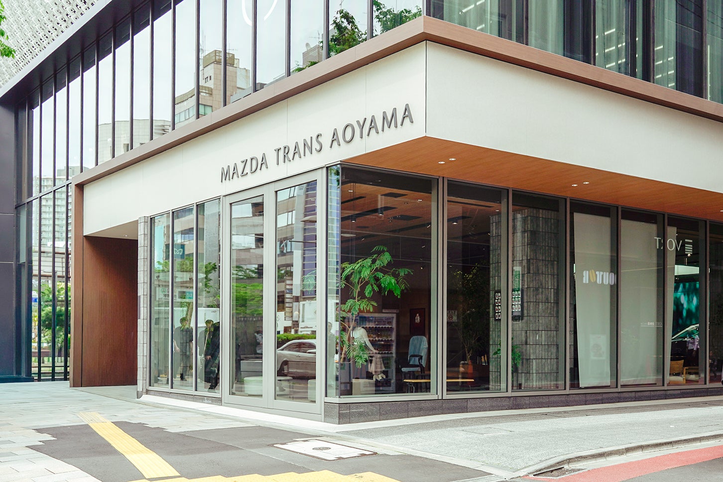 今度、マツダのカフェへ行こう！ 表参道の「MAZDA TRANS AOYAMA」で、ちょっとひと息。──連載｜CCGとクルマでどうする？＜第13回＞