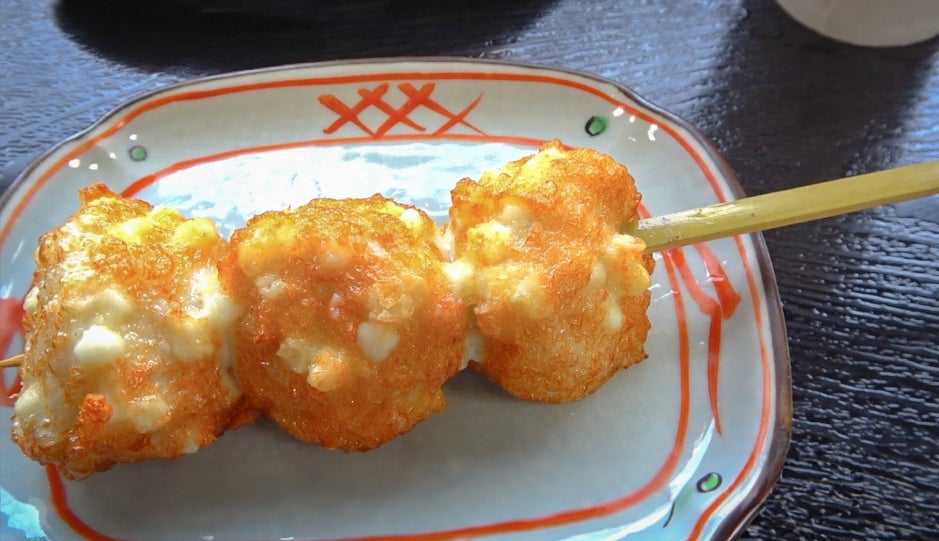 小田原籠清の「かまぼこ棒 チーズ」は、団子状のかまぼこの中にチーズが入った一品。ふんわりとしたかまぼこの食感と、とろけるチーズの組み合わせが楽しめます。