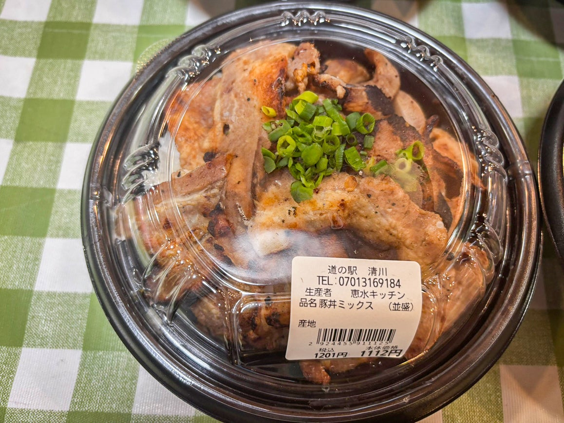 清川恵水ポークを使用した「豚丼」は、レストランで味わえるほか、テイクアウトコーナーでも購入可能。気軽に楽しめる人気メニューです。