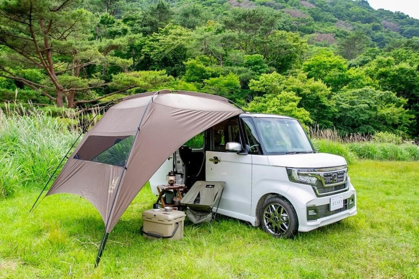 アウトドアブランドのギアで簡単に車中泊キャンプができる