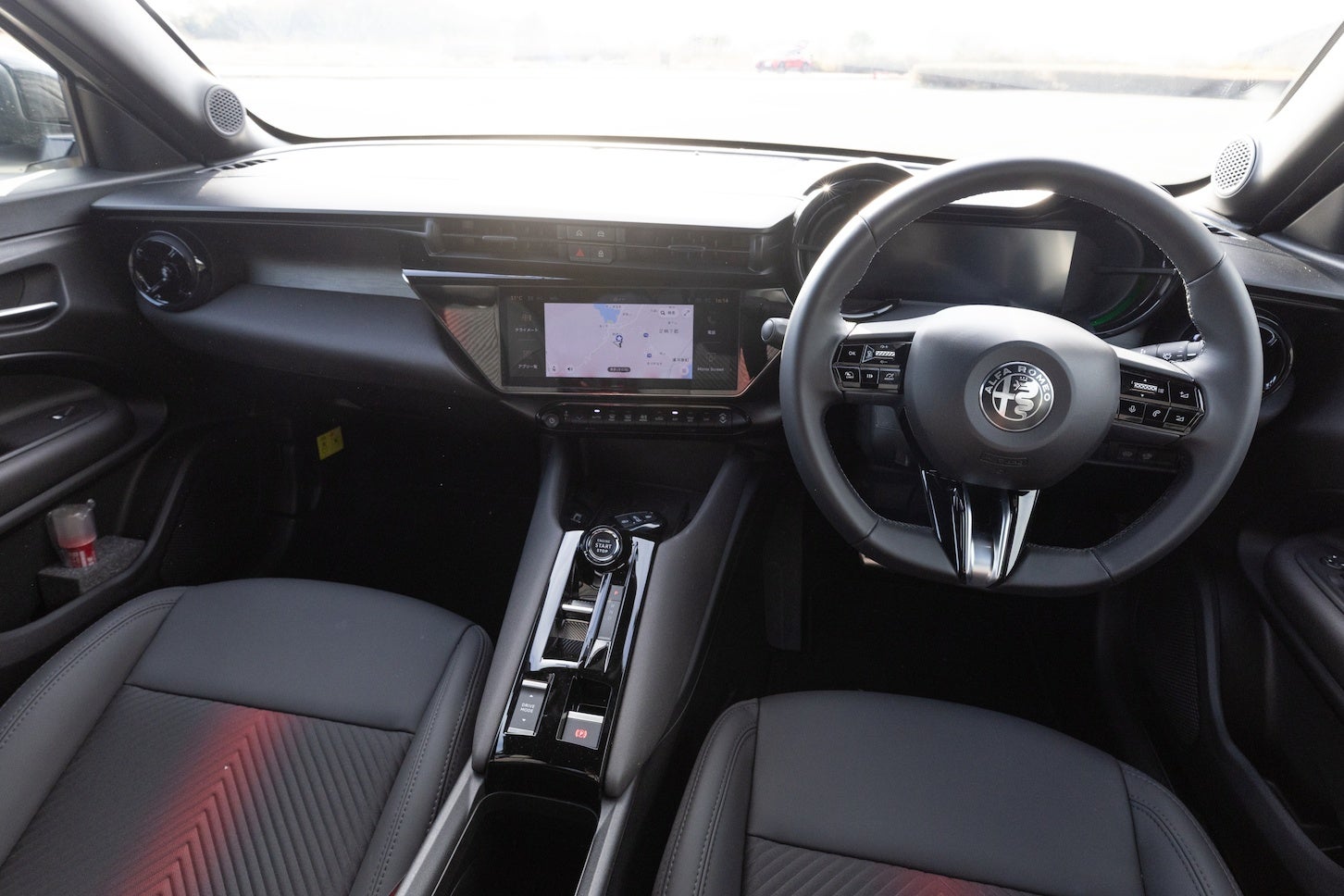 アルファロメオ ジュニア イブリダ エディツィオーネ ビアンコ｜Alfa Romeo Junior Ibrida Edizione Bianco