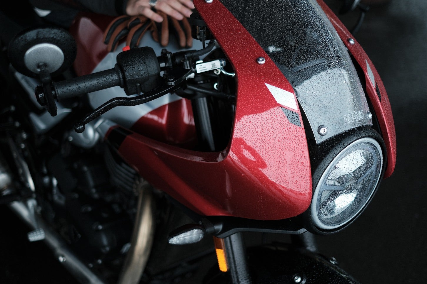 「スピードトリプル1200RR」から受け継いだと言っても過言ではないくらい、よく似たデザインのハーフカウルを採用している。