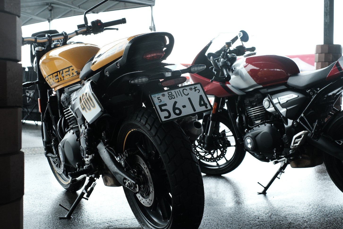 左からトラッカー400、スラクストン400