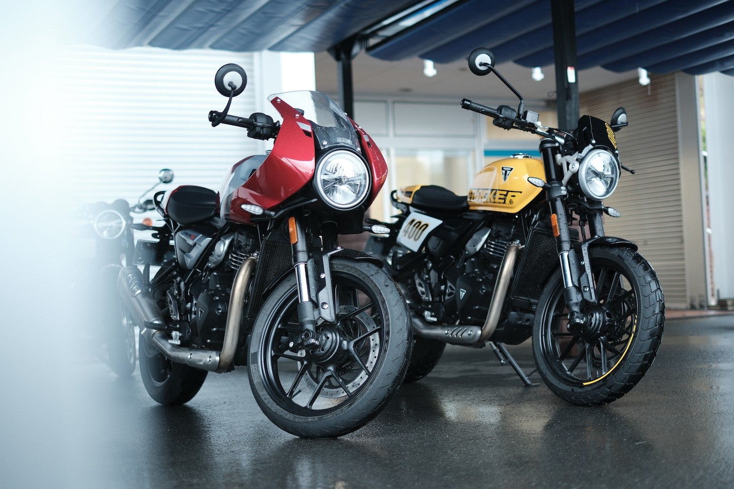 左から「スラクストン400」と「トラッカー400」。いずれも登場したばかりの、注目を集める新型モデルだ。