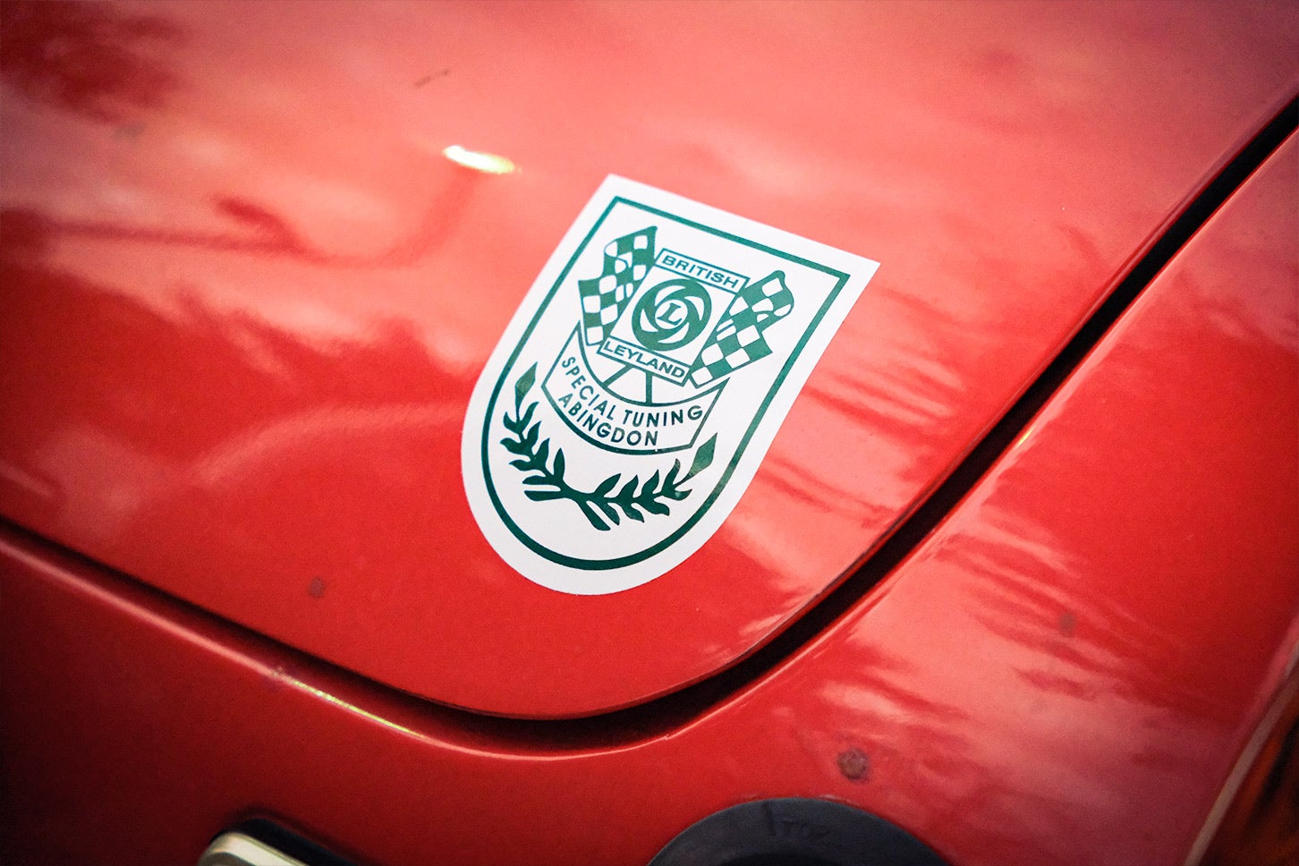 このステッカーは「ブリティッシュ・レイランド スペシャルチューニング」とあるように、当時の英国車文化やスポーツパーツの雰囲気を感じさせる、通好みのディテールではないでしょうか！