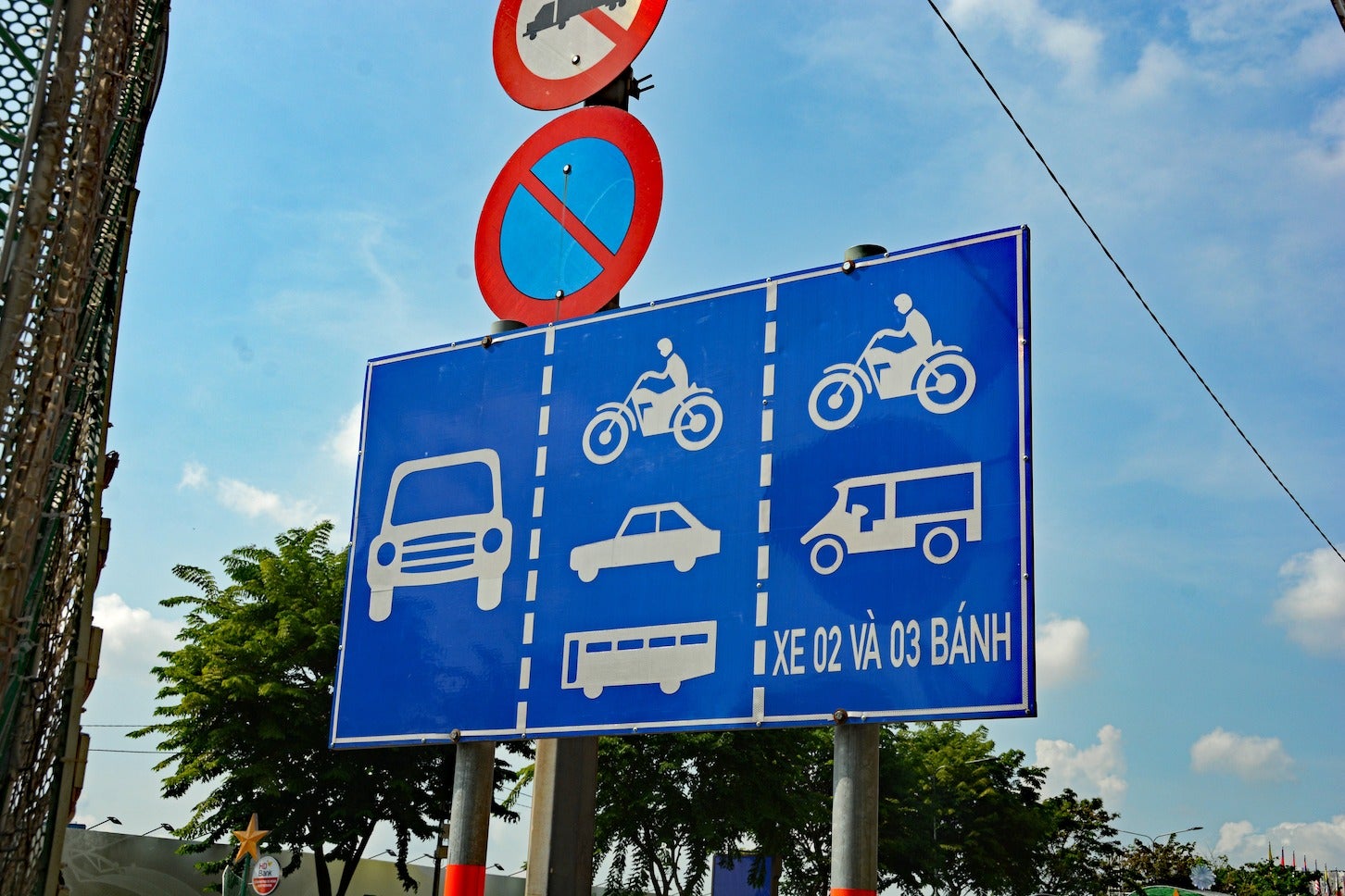 3車線道路では車種別に走行レーンが指定されるなど、日本にはない交通ルールが採用されていた。