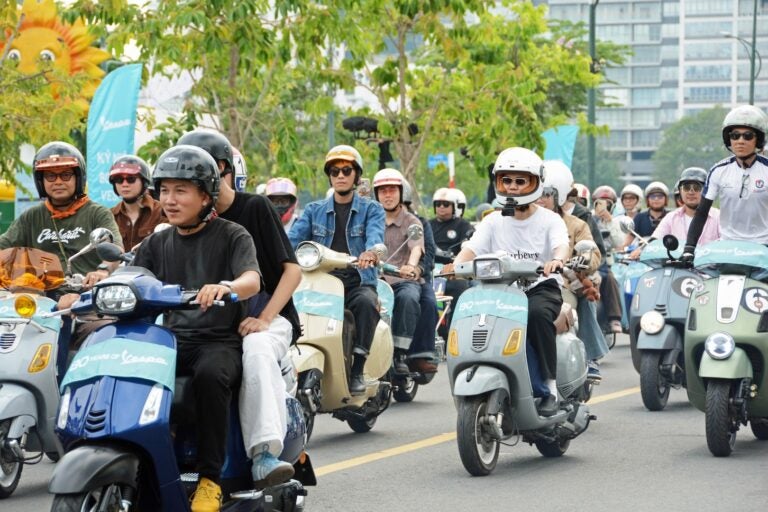 ベスパオーナーによるパレードには約400台が参加した。