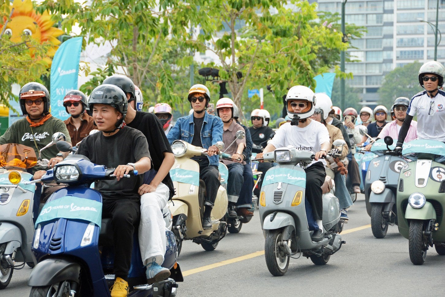 ベスパオーナーによるパレードには約400台が参加した。