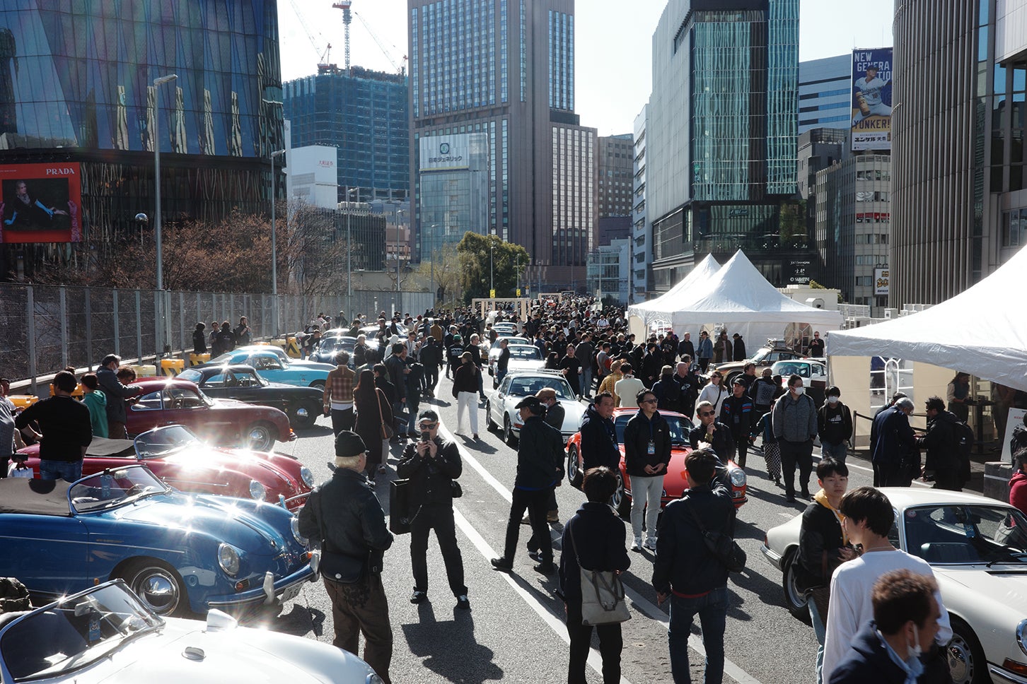 かつて東京高速道路KK線として使用されていた道路上で開催された「LUFT TOKYO」（ルフト東京）。220台以上の空冷ポルシェおよび約1万1600人の来場者で埋め尽くされた。