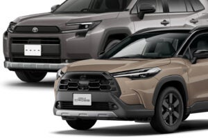 カローラ クロスZ“アドベンチャー”（写真手前）と、RAV4アドベンチャー（写真奥）