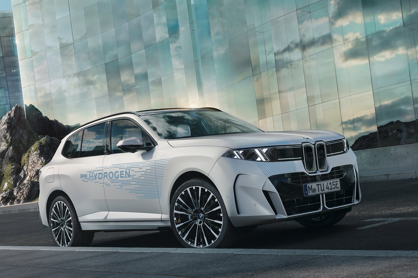 BMW iX5 Hydrogen｜BMW X5ハイドロジェン