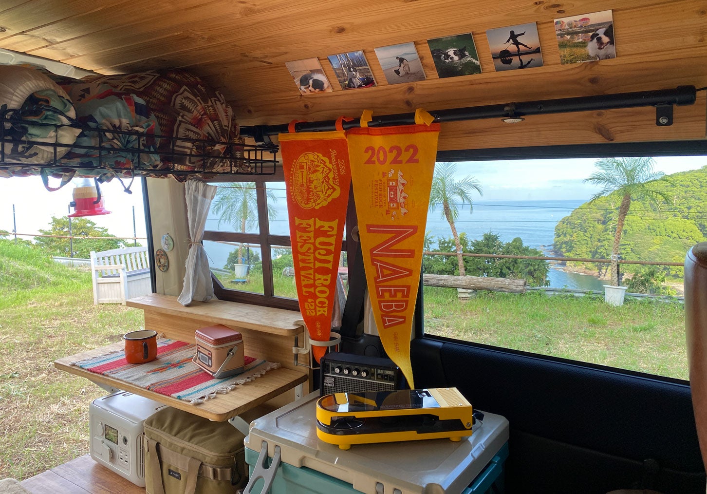 森さんの車中泊グッズとフジロック'22のタペストリー。