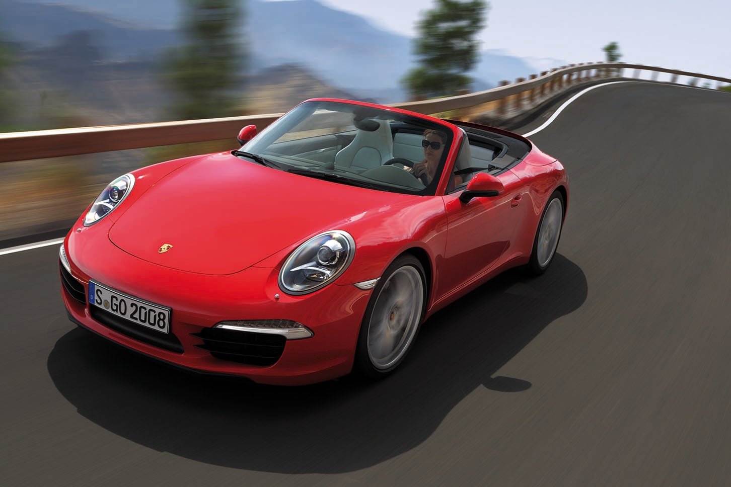 991型ポルシェ911カレラSカブリオレ｜2011年に発表された7代目911の「カレラS」からは、電子制御によってリヤのロック率を可変させる「PTVプラス」を採用。現行992.2型911では、カレラS以上のGTS系やターボSなどに標準装備されている（カレラTはPTV）。また、他のポルシェ車にもGTS系やターボ系といった上位グレードを中心に採用されている。
