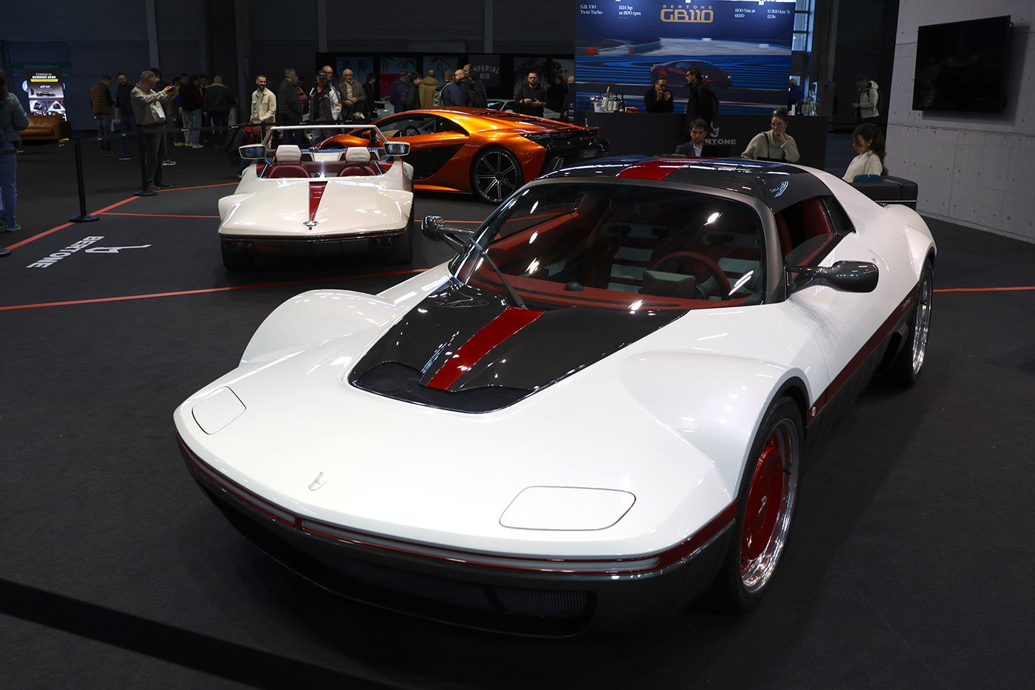 伝説のカロッツェリアの名前を復活させた新生ベルトーネ。1969年の名コンセプトカー、ラナバウト（奥）の新解釈を初公開した。