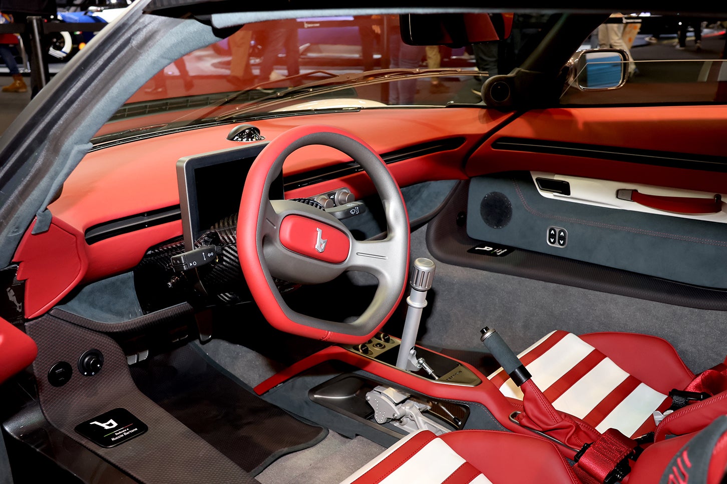 新ラナバウトのインテリア。ミドシップのエンジンは、トヨタ製を基にしたロータス・エキシージの3.5リッターV6である。