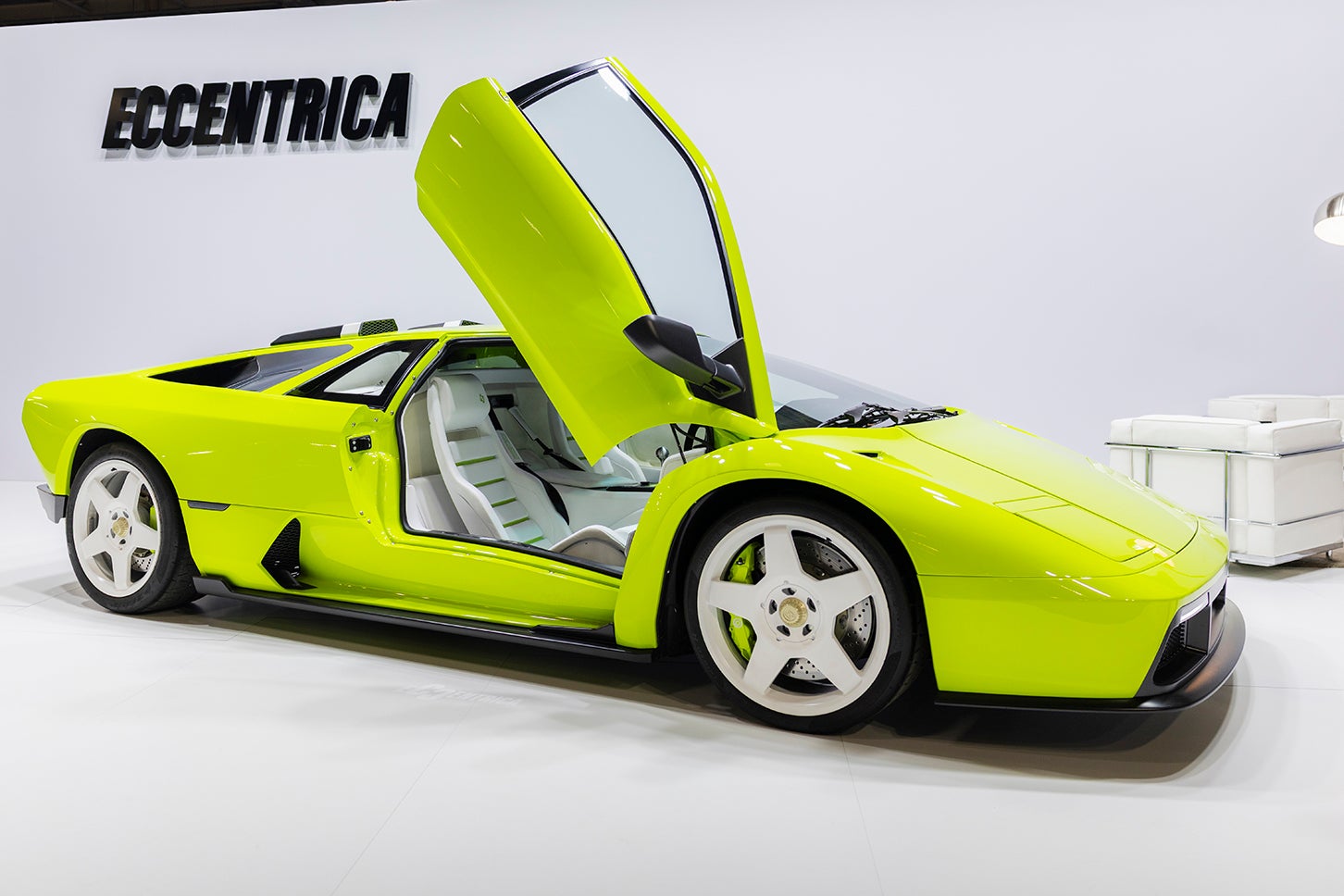 イタリアのエッチェントリカ・カーズ社がランボルギーニ・ディアブロの車体をフルカーボン化した1台。パワーユニットはハイブリッド・モジュールを追加することで強化を図っている。（photo : Ultimate Supercar Garage）