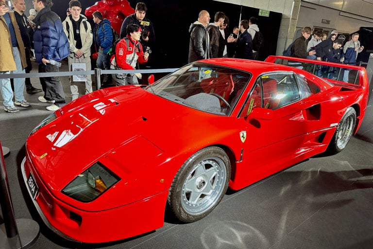 一角には高級ヒストリックカー・ショップのコーナーも。間もなく誕生40年のフェラーリF40にも熱い視線やカメラが向けられていたのは、強烈なオーラゆえか。