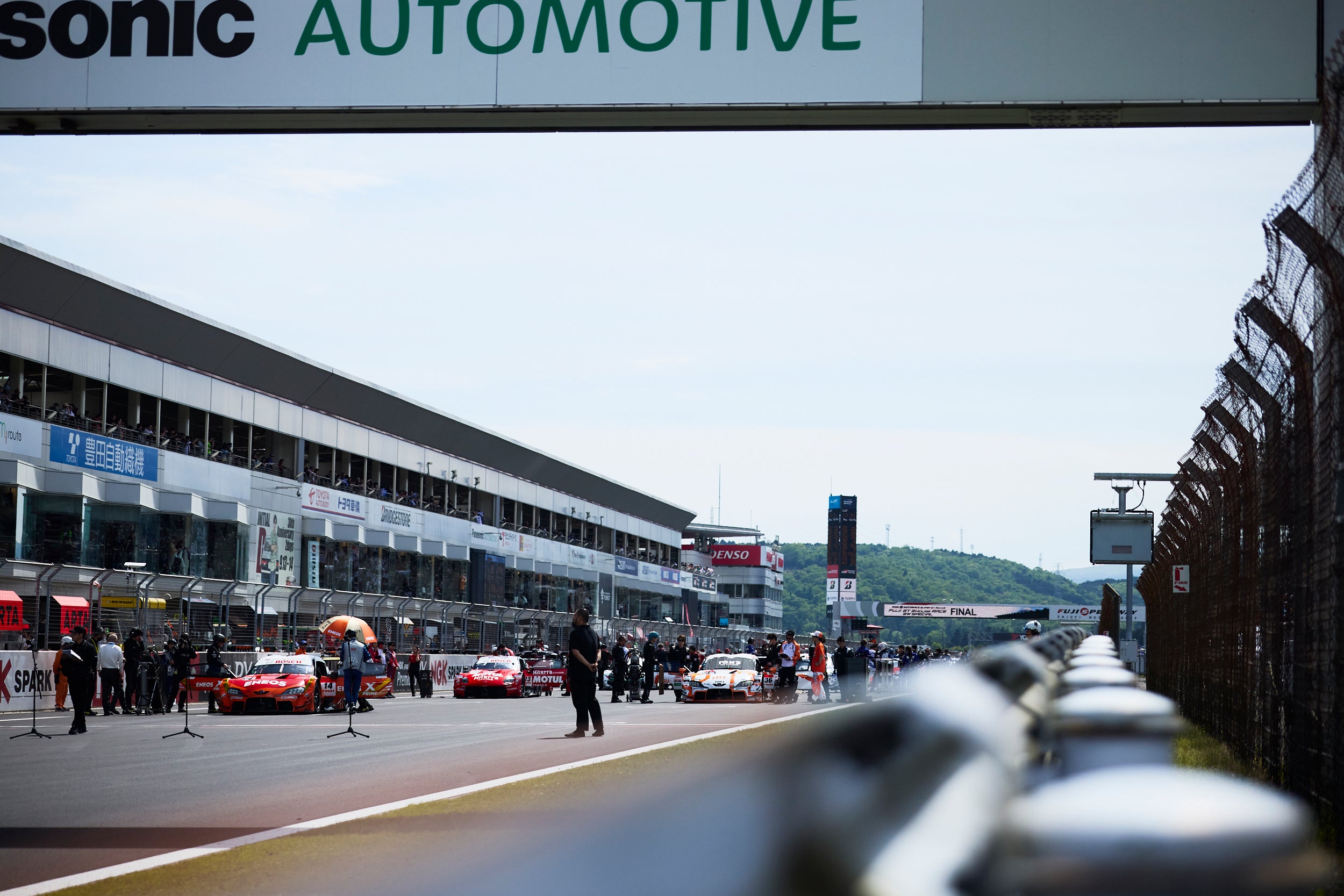 予選の結果順に富士スピードウェイのホームストレートに並んだGT500のマシーンたち。GT500クラスのポールポジションは14号車、ENEOS X PRIME GR Supraの福住仁嶺が獲得した。セカンドローには、40kgのサクセスウェイトを積みながらも速さを見せたau TOM'S GR Supraが並んだ。