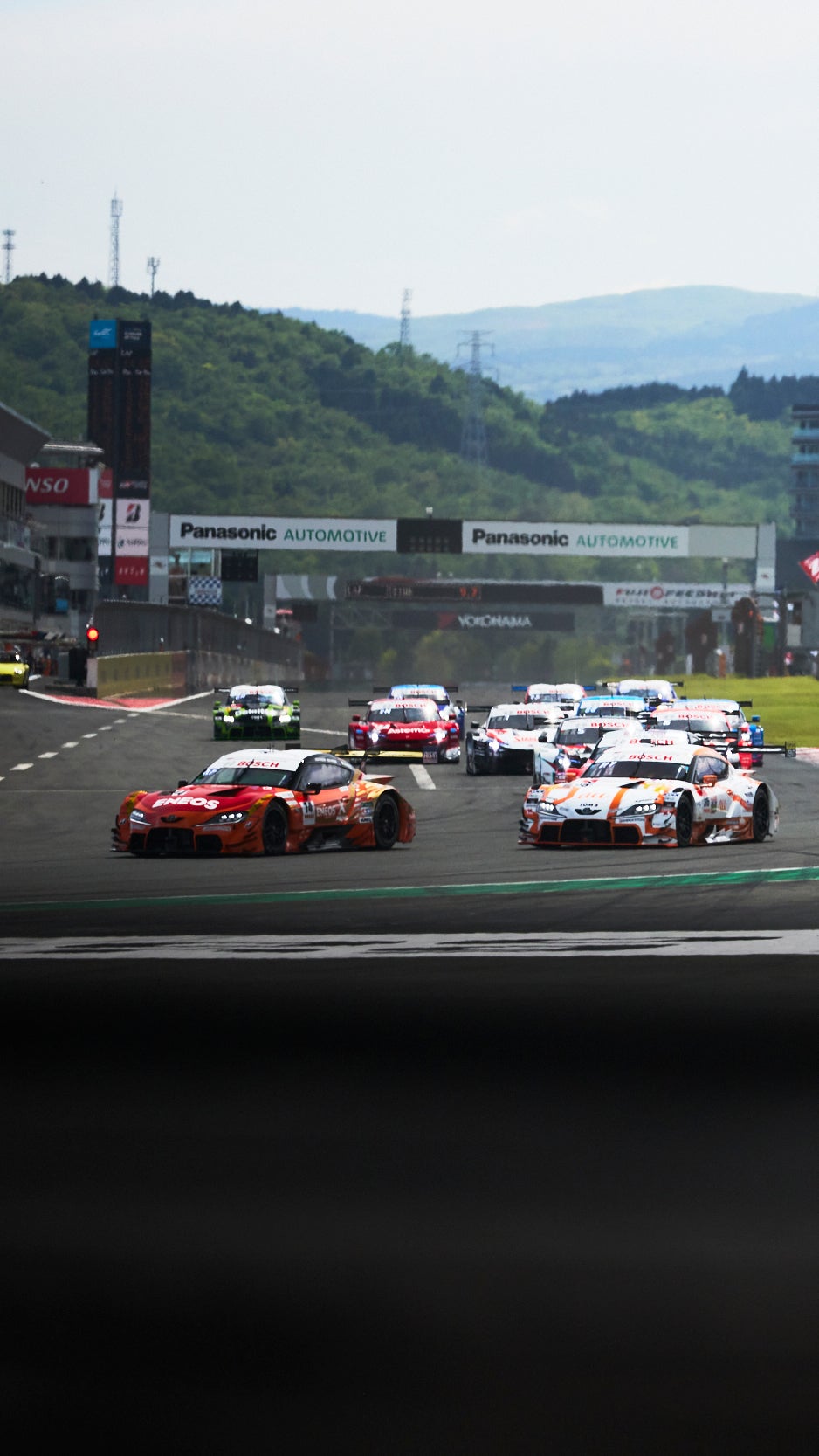 ローリングスタートで1コーナーへと進入していくGT500クラス。レースが3時間と長いこともあり、各車とも十分にクリアランスをとったスタートとなったようだ。夜に暴風雨が吹き荒れ、決勝は蒸し暑い天気となったが、多くの観客が富士を訪れ、レースを見守った。