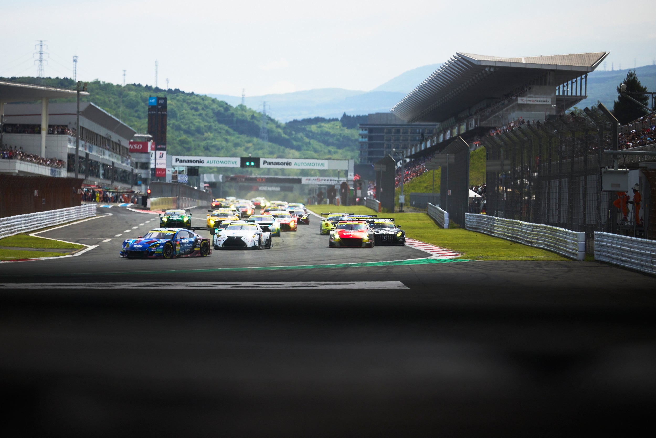 GT500クラスがスタートした直後にホームストレートになだれ込むGT300クラス。GT500が14台なのに対し、GT300は29台もいて、マシーンのバリエーションが多いので迫力もある。GT300に注目しているファンも少なくないのだ。