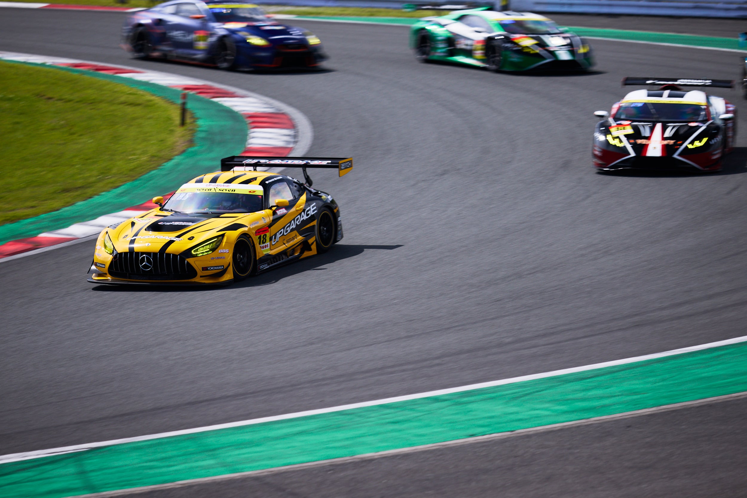 メルセデスAMG GTにランボルギーニ・ウラカン、そしてニッサンGT-RというGT3マシーンが競い合うレース中盤。マシーンによって直線が速かったり、コーナーが得意だったりパフォーマンスに差があるため抜きつ抜かれつの接戦になることもある。