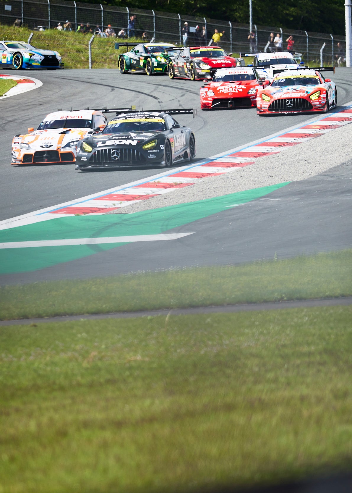 レース中盤、周回遅れとなったGT300の集団にGT500が追いつき、オーバーテイクを仕掛ける。もちろんすべてのドライバーにとってこれは厄介な状況ではあるが、速く走る以上に、混戦をうまく抜け出すことがドライバーに求められる技術でもある。