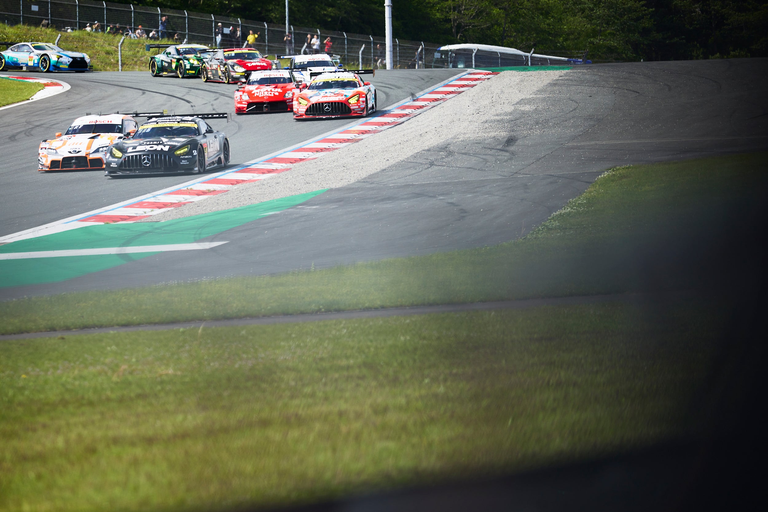 レース中盤、周回遅れとなったGT300の集団にGT500が追いつき、オーバーテイクを仕掛ける。もちろんすべてのドライバーにとってこれは厄介な状況ではあるが、速く走る以上に、混戦をうまく抜け出すことがドライバーに求められる技術でもある。