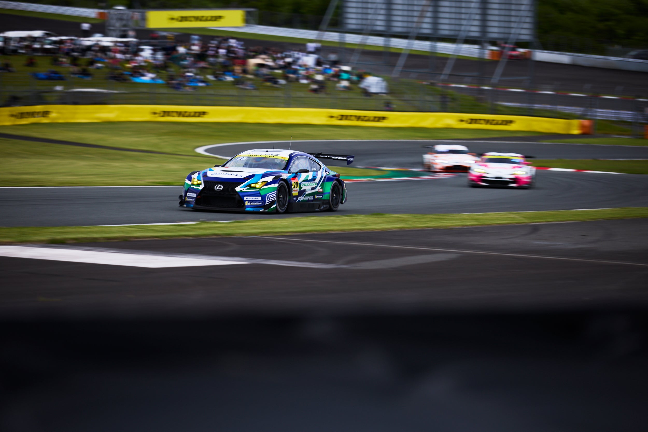 富士スピードウェイに社屋を構えるシェイドレーシングが走らせる20号車、RC F GT3。GT300参戦車両の中ではパシフィックレーシングチームが走らせるBMW M4 GT3とともに2台だけミシュランタイヤを履いている。
