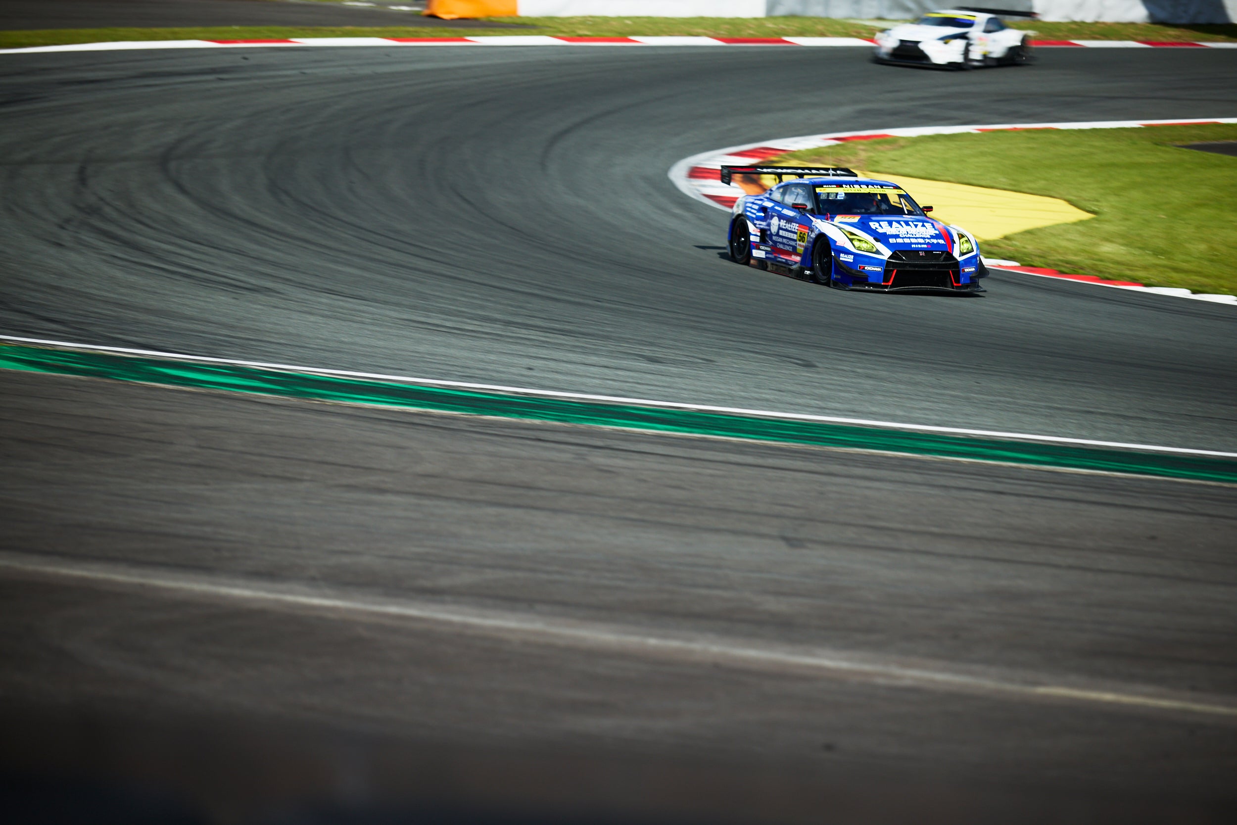 予選6番手から見事な逆転優勝を飾った56号車、リアライズ日産メカニックチャレンジGT-R。ベテランのジョアオ・パオロ・デ・オリベイラと今年からチームに加入した木村偉織が2位以下を周回遅れにするほどのペースで圧勝してみせた。