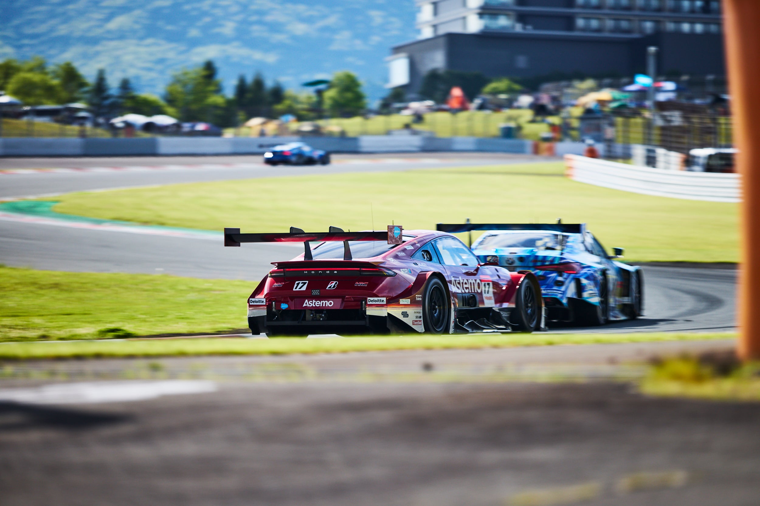 ホームストレートに向けた上り坂を駆け上がっていくGTマシーンたち。17号車、Astemo HRC PRELUDE-GTは全14台が出走したGT500クラスの予選9番手からスタート。だがポジションアップのチャンスを生かせず、9位でフィニッシュしている。