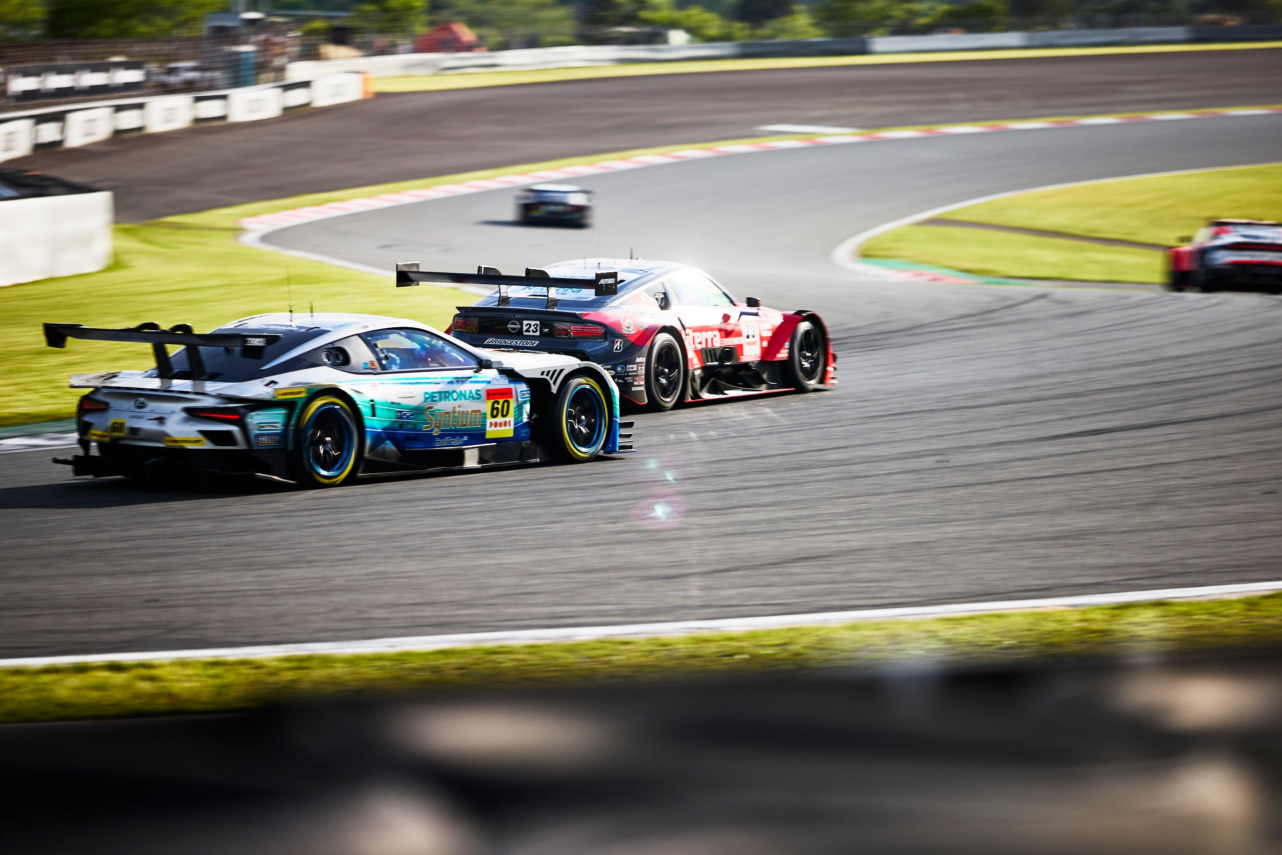 ひときわ野太い排気音によってすぐにそれとわかるレクサスLC500。エンジンは5.4ℓのV8を搭載している。60号車、Syntium LMcorsa LC500 GTは予選で7位につけたが、決勝ではタイヤの空気圧低下で緊急ピットインを余儀なくされ16位に沈んだ。
