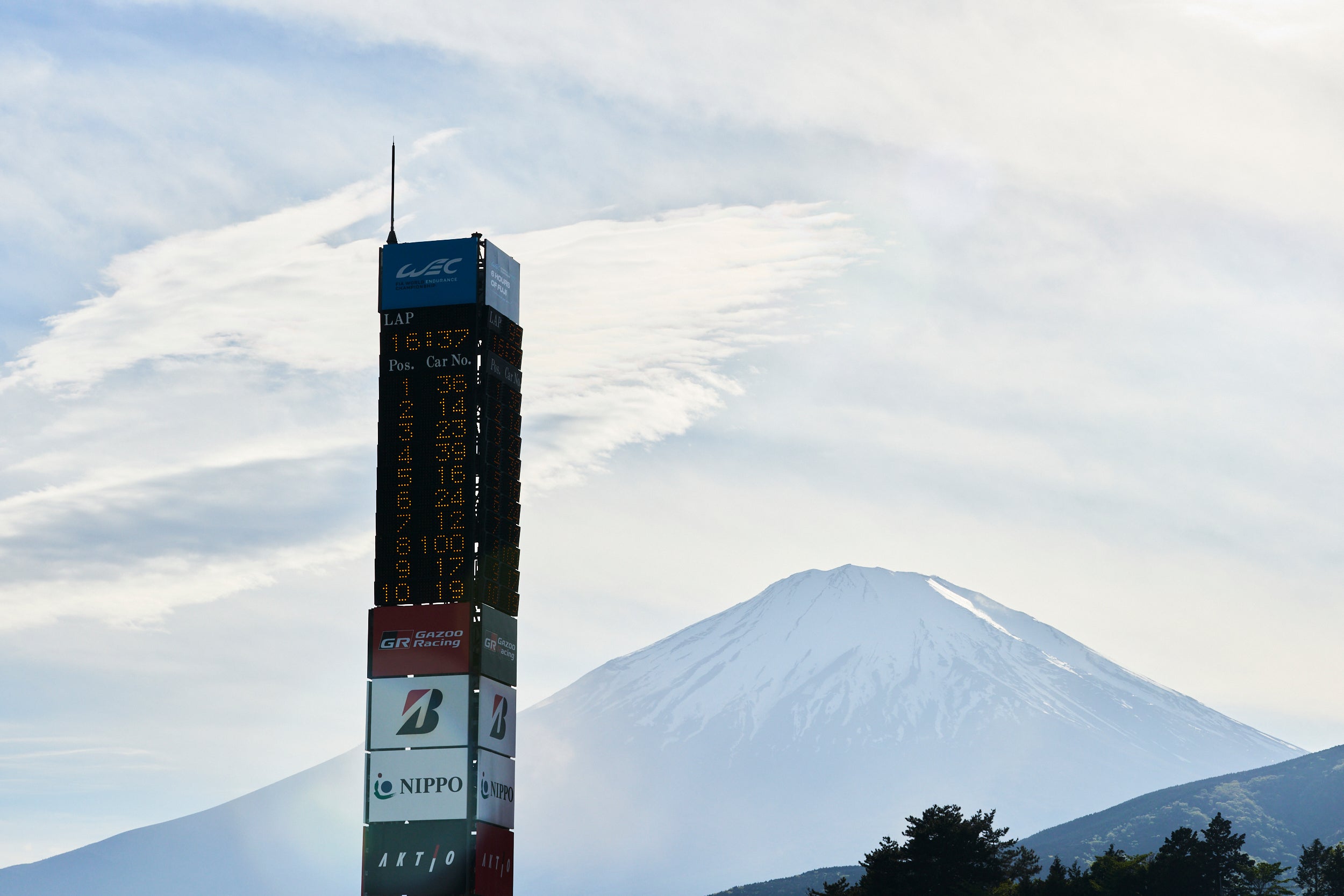 富士スピードウェイのリーダータワーに表示されたGT500クラスの順位。40kgのサクセスウェイトを積み、一発の速さよりも試合巧者ぶりによって勝利を手繰り寄せた36号車の強さが目立つ結果となった。