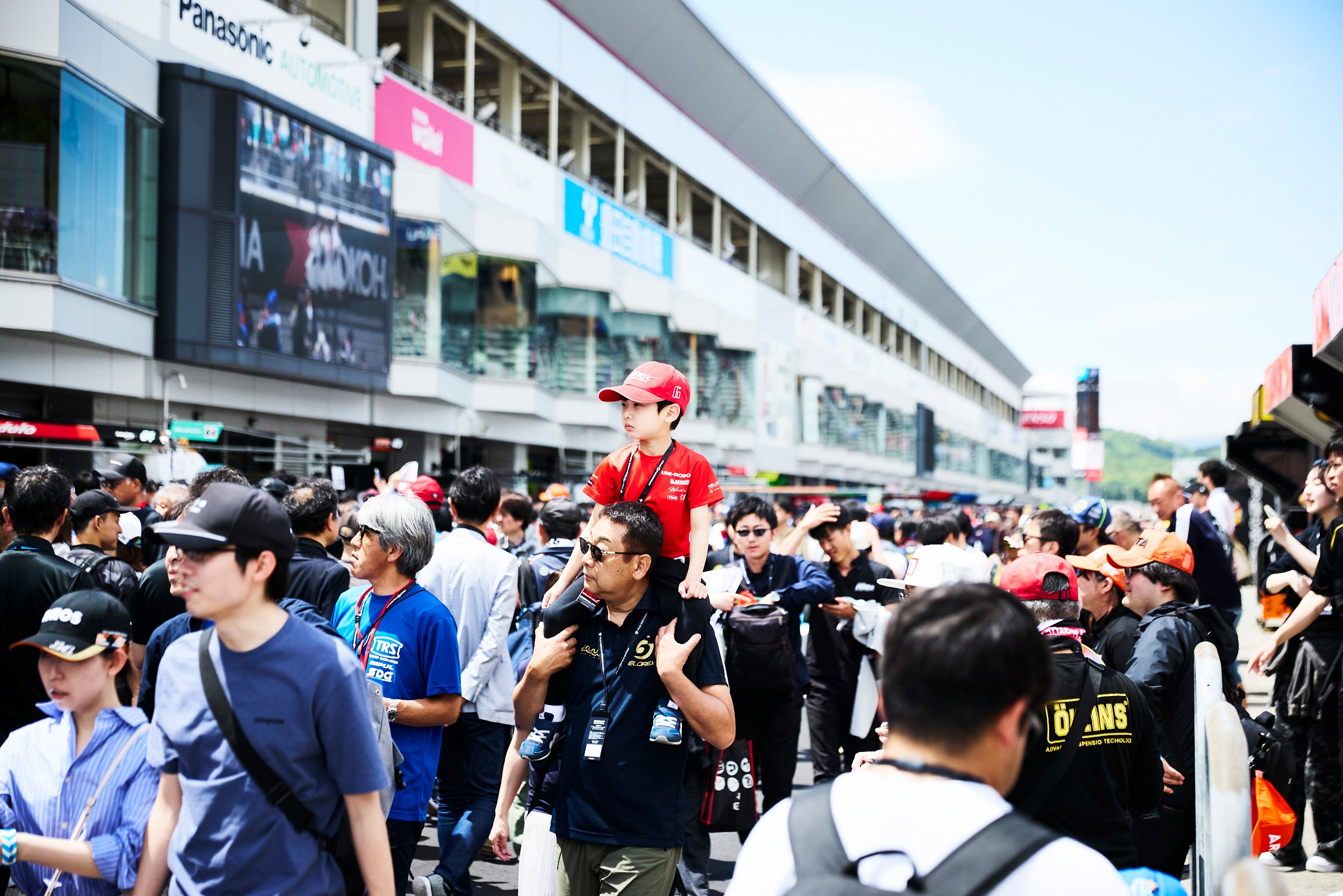 ゴールデンウィーク真っ只中の5月3日〜4日に開催されたスーパーGT第2戦。観客動員数は予選が行われた3日が3万3300人、4日が5万300人と大盛況だった。ピットウォークもこの人だかり。
