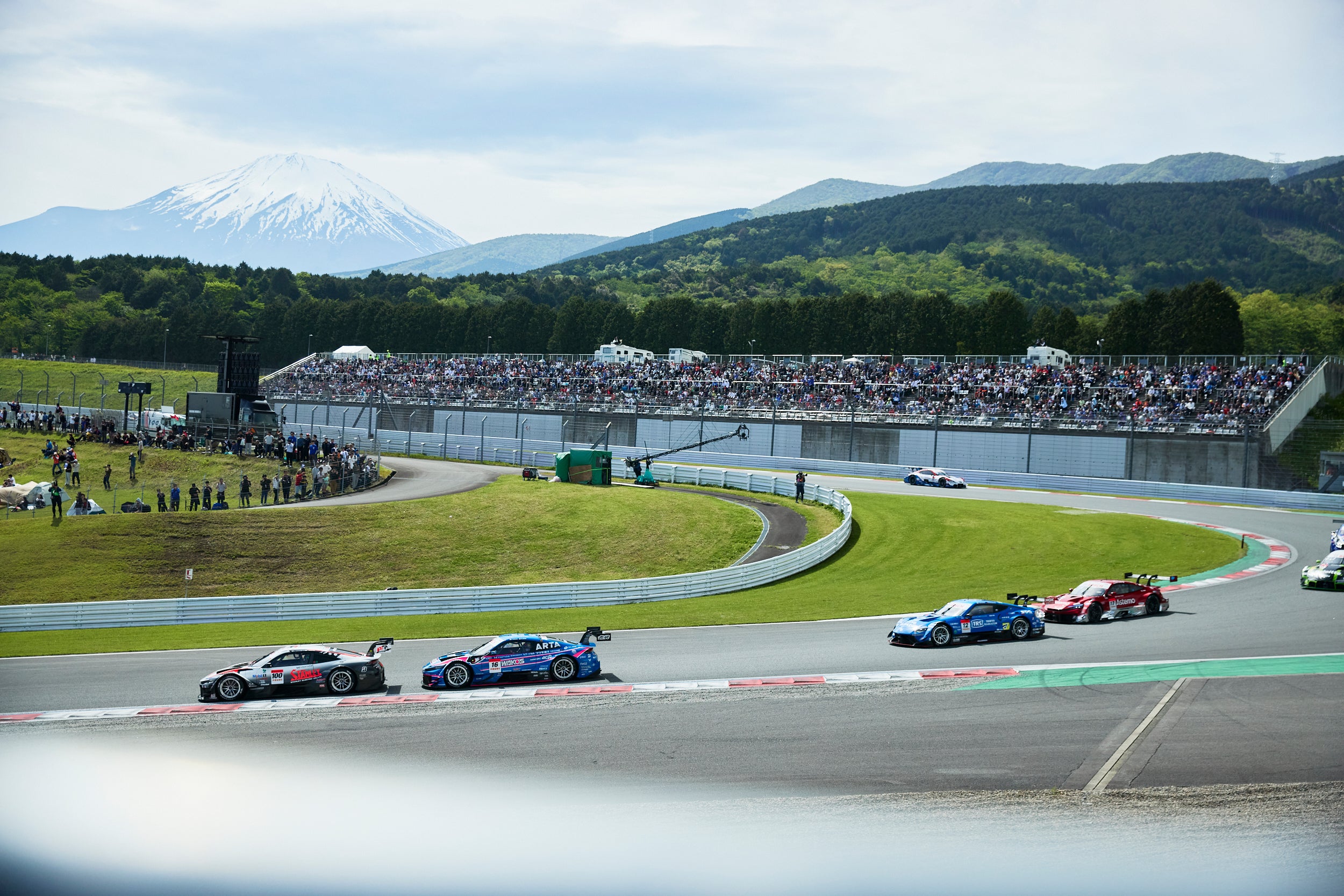 富士山が見守る中でのGT500クラスの争い。新型車であるHRC Prelude-GTを投入したホンダとZ NISMO GT500を熟成させているニッサンがトヨタ勢の独走を止められるのか、という部分が今シーズンの重要なポイントといえるだろう。