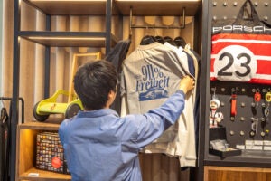 ポルシェを手に入れる前に、ポルシェと出会う。「ポルシェスタジオ銀座」という新しい入口——連載｜CCGとクルマでどうする？＜第14回＞