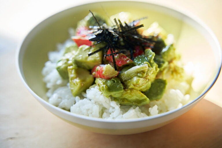 ねっとりプリッ！ かにかまとアボカドのポキ丼