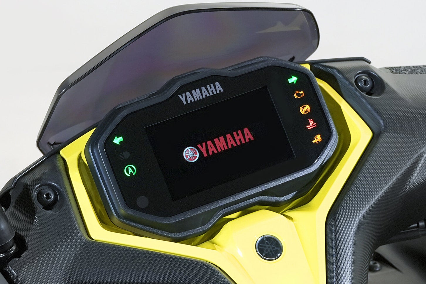 TFTメーターはパネル内に沈み込ませた立体的なレイアウトとすることで、スーパースポーツを想起させる高揚感をもたらす。