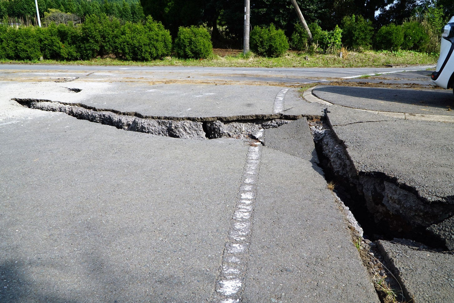 陥没した道路（写真は2016年熊本地震当時のもの） (c)momo2oki – stock.adobe.com