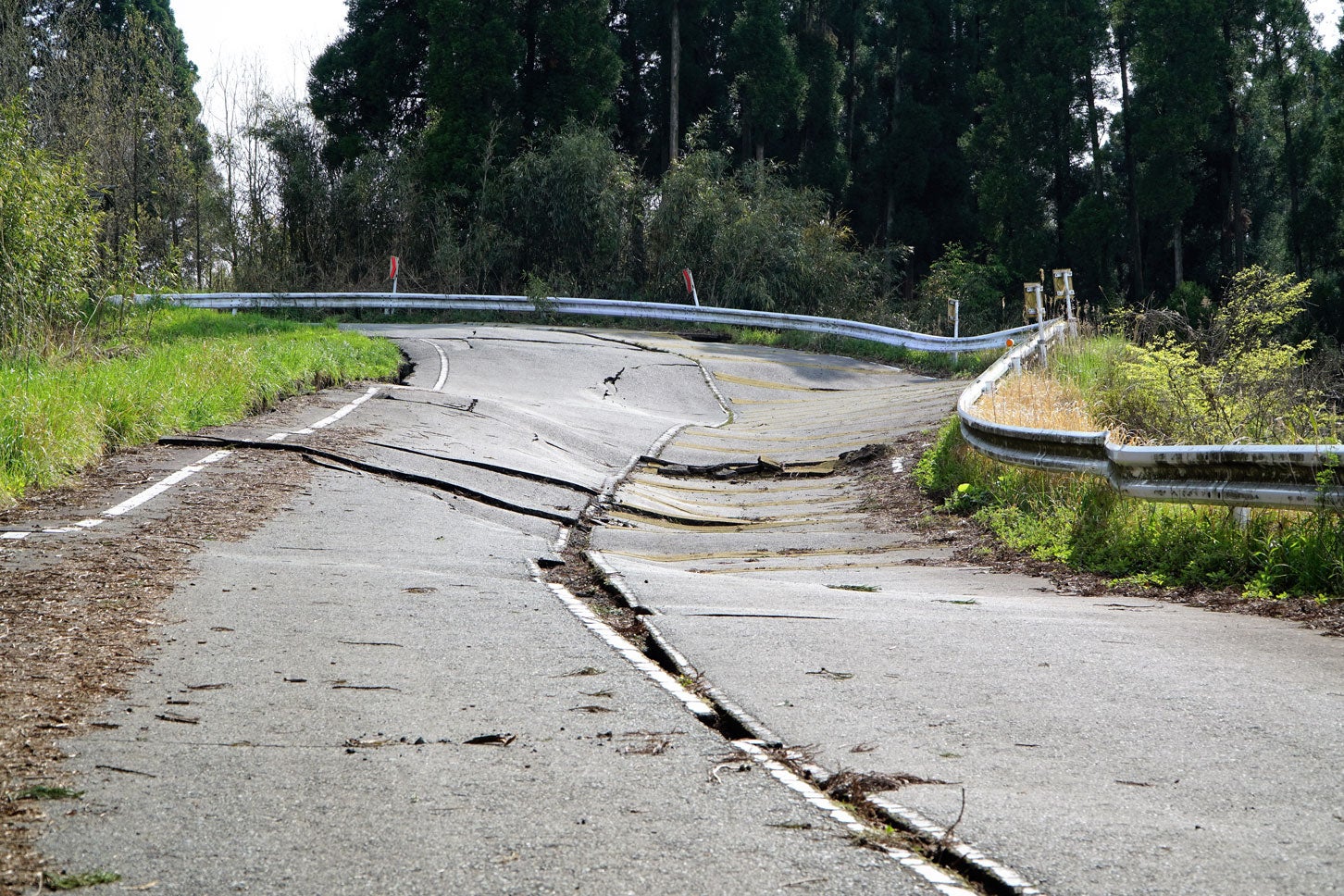 陥没した道路（写真は2016年熊本地震当時のもの） (c)momo2oki – stock.adobe.com