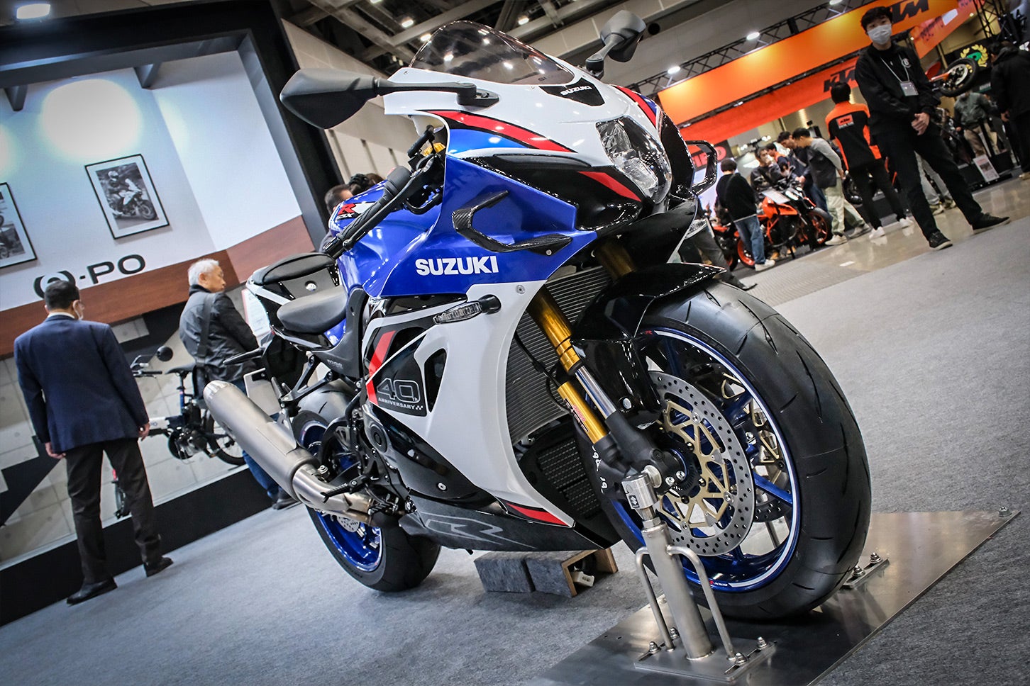 東京モーターサイクルショー2026で展示されたスズキGSX-R1000R。左右のウイングレットなどが追加で装着されている。