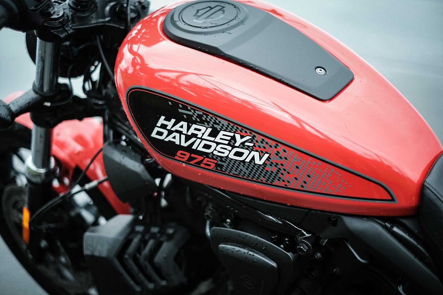 ハーレー伝統のXR750をモチーフにしたブラッドオレンジのタンクグラフィックを採用。ブラックホイールやクロームエキゾーストシールドと組み合わせることで、スポーティさと伝統を融合したスタイルに仕上げられている。